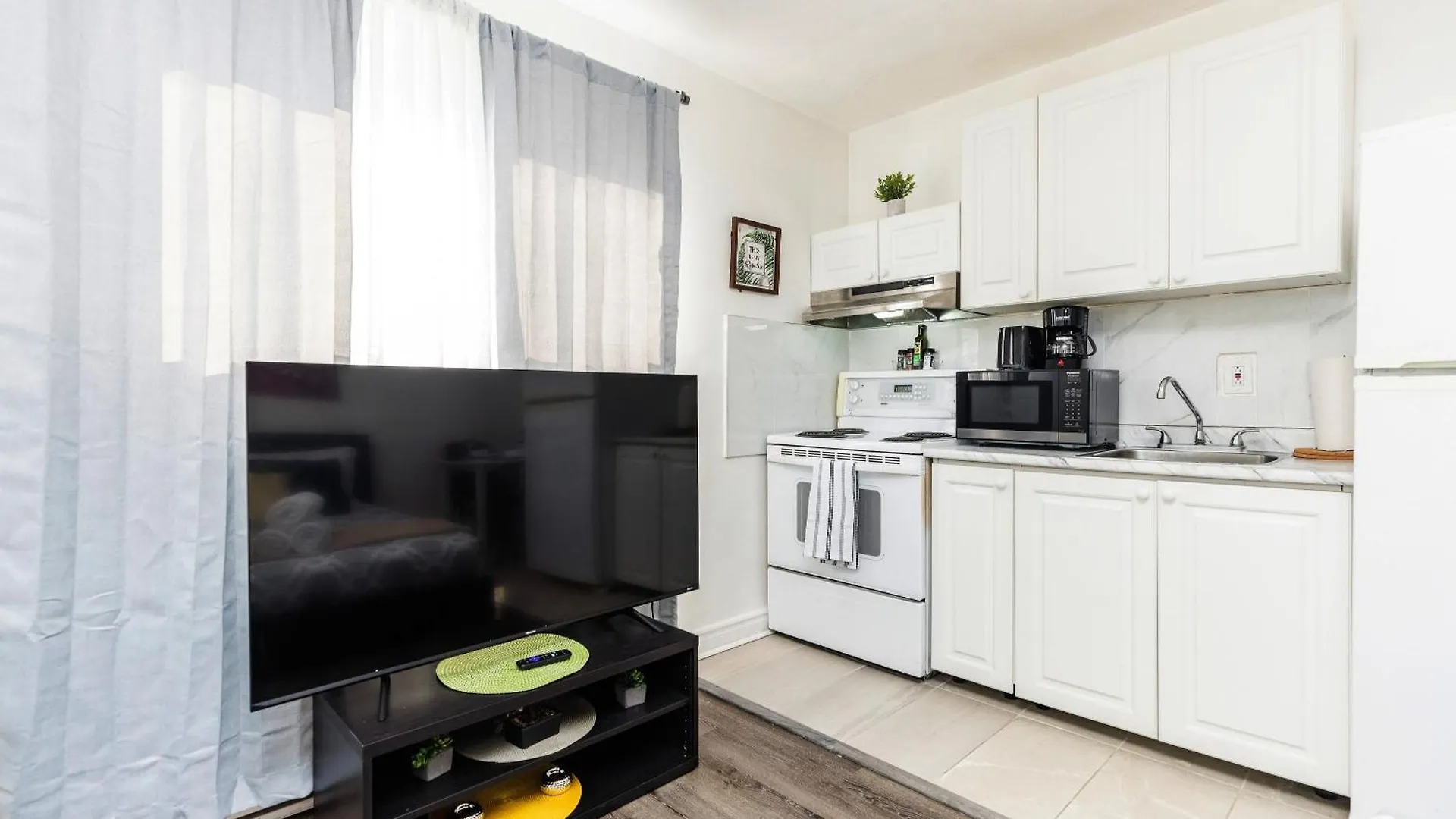 Pet Friendly Suite- Apartment In Chinatown Оттава Канада